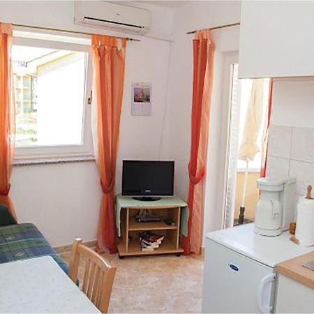 1 Bedroom Beautiful Apartment In Малинска Экстерьер фото