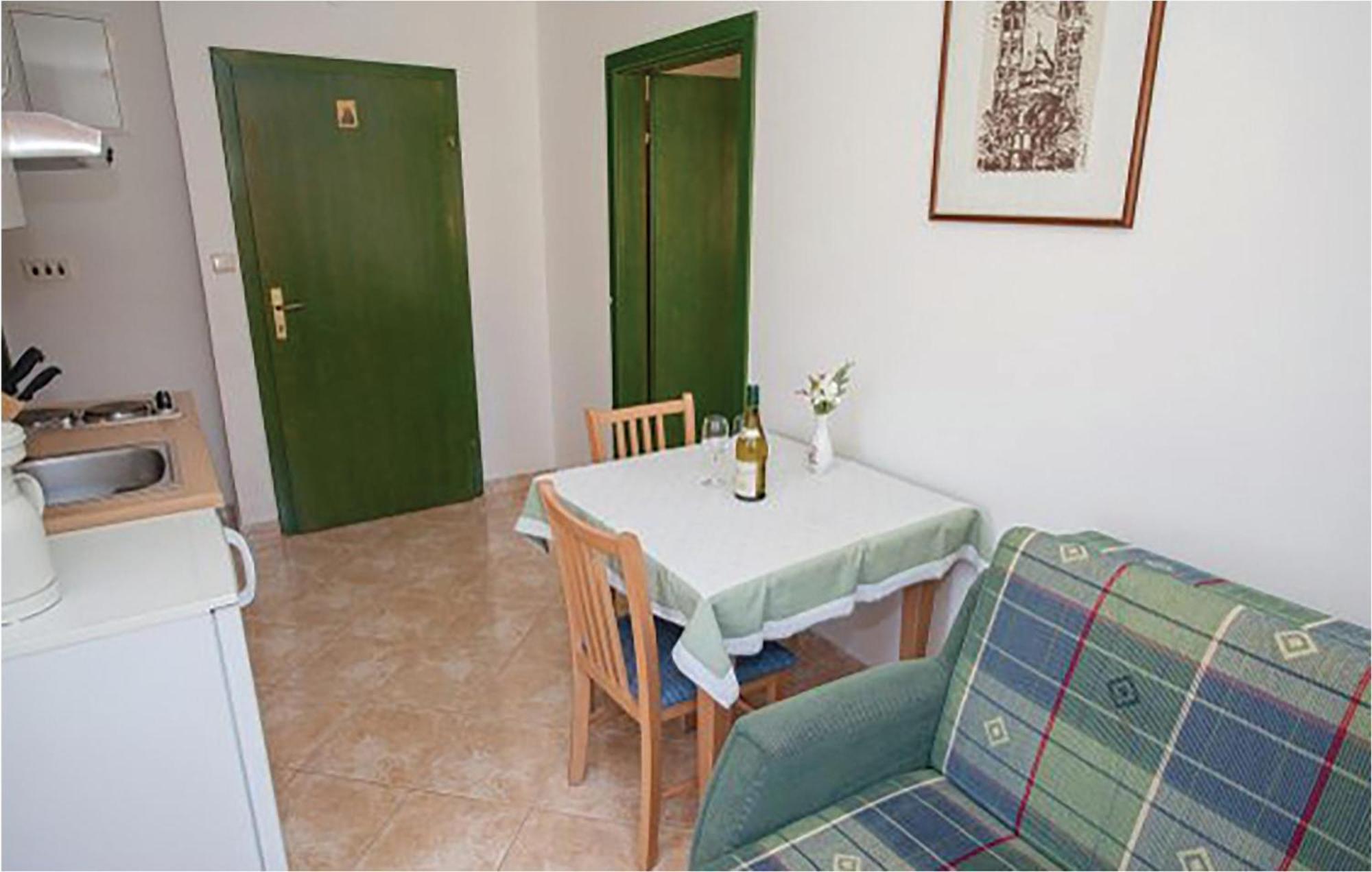 1 Bedroom Beautiful Apartment In Малинска Экстерьер фото