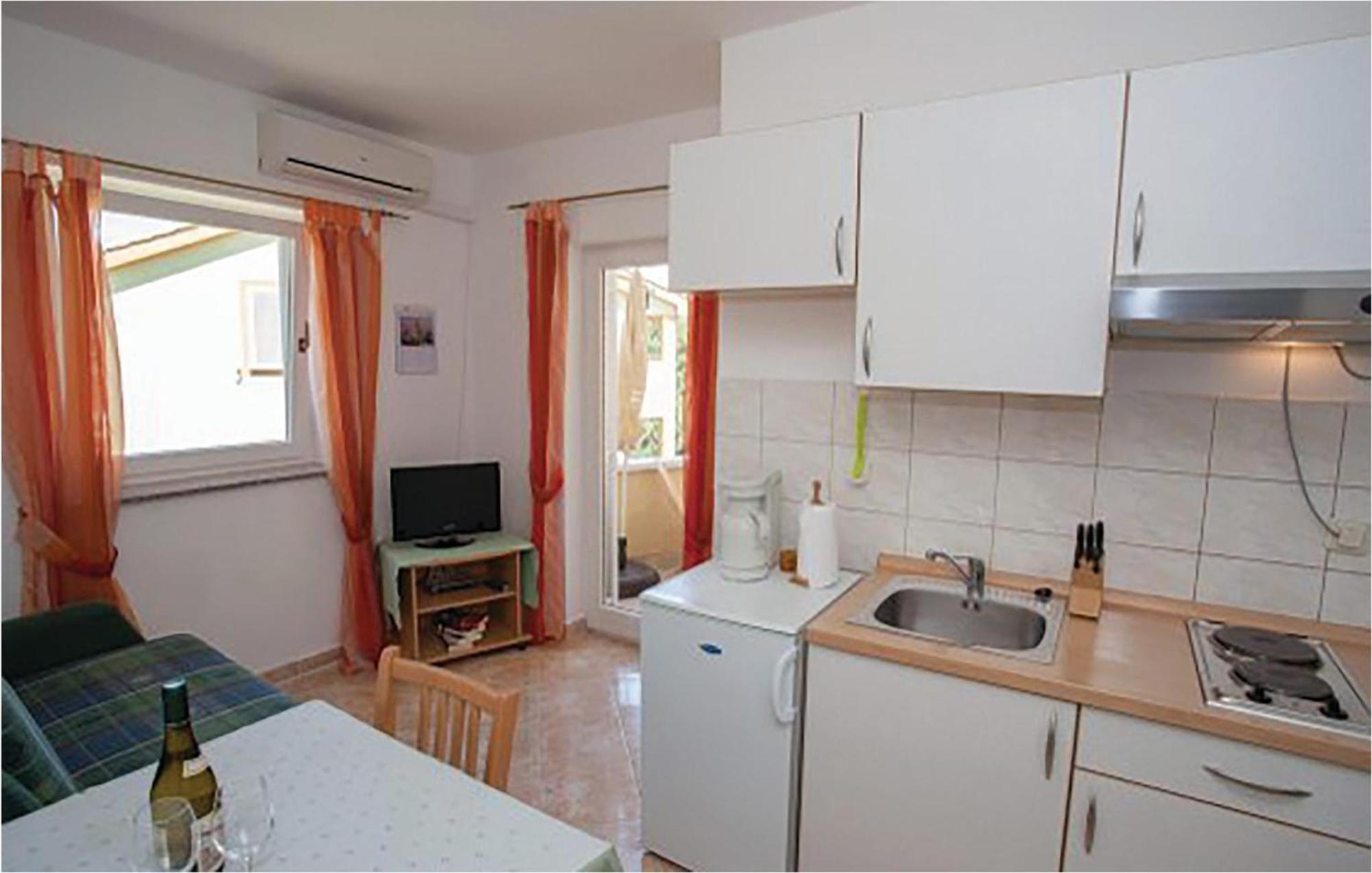 1 Bedroom Beautiful Apartment In Малинска Экстерьер фото